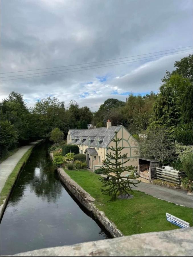 Canalside Cottage In The Heart Of Llangollen. المظهر الخارجي الصورة
